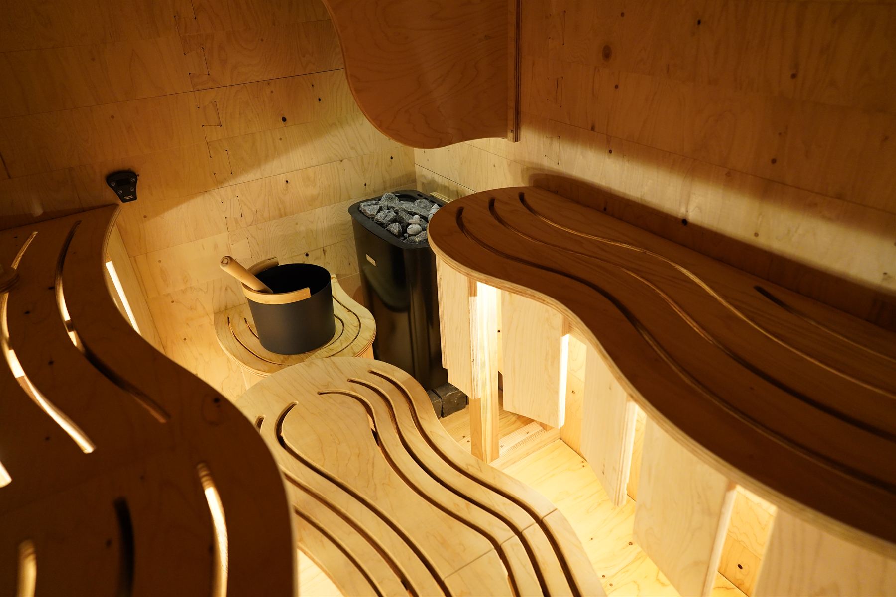 ITaLOG SAUNA の内観 — 流体力学から設計された波形ベンチ